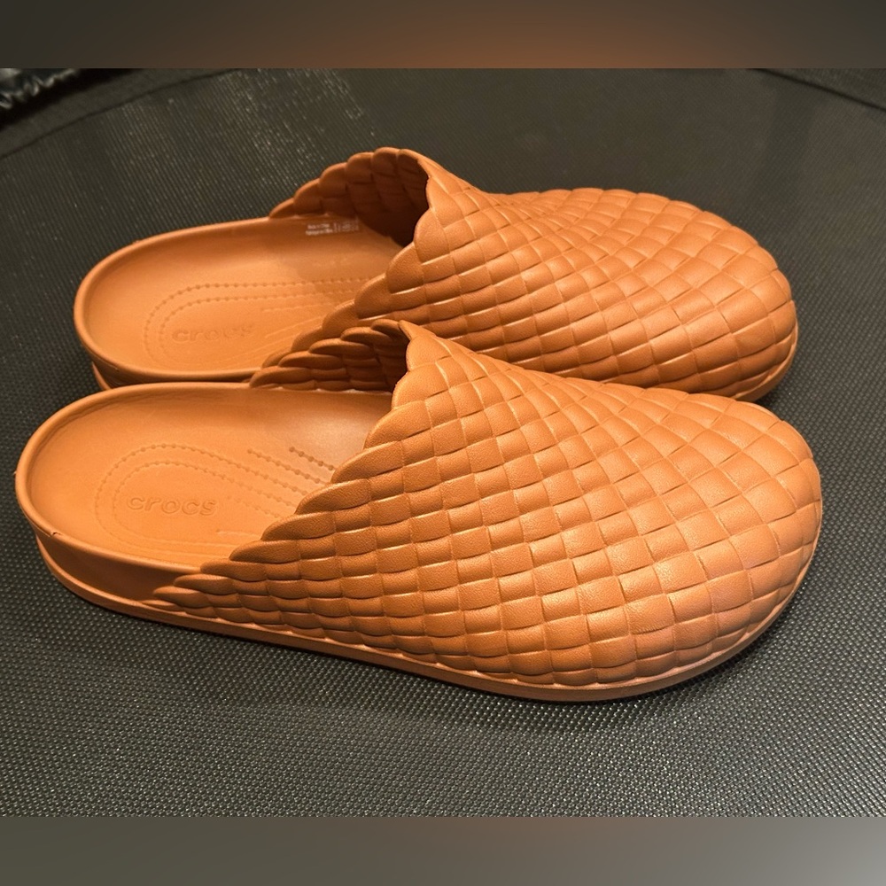 CROCS Crocs Dylan Woven Clog Cognac/tan size Mens 9/ Women’s 11 slip on - Picture 5 of 6